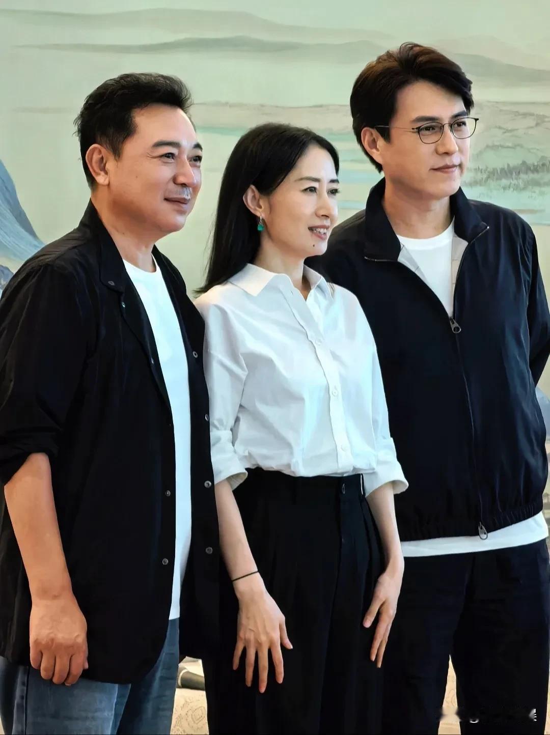 “明家姐弟”现身重庆。演技派靳东和刘敏涛，现身重庆，准备出演话剧《温暖的味道》