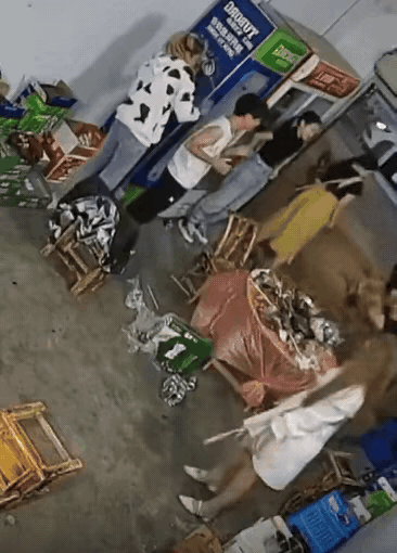 这个画面看得人心里发紧。饭桌上，一个男人突然抄起凳子砸向女生头部。女生愣在原