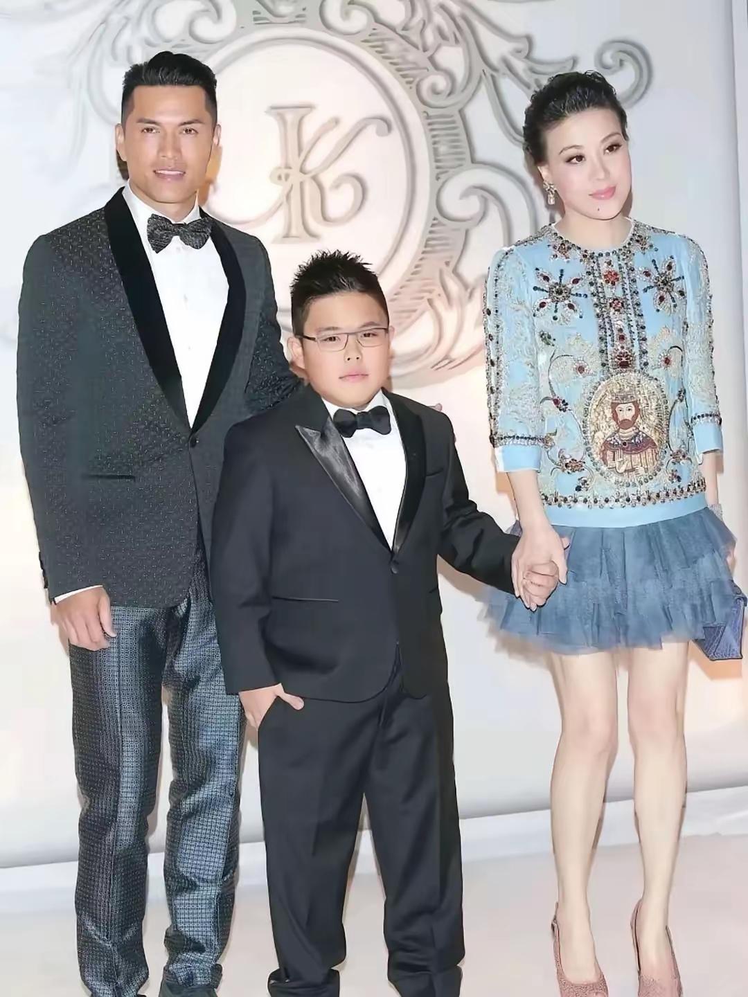 吕良伟一家三口，孩子的长相真对不起父母的好基因。吕良伟就不用说了，法拉利老了也是