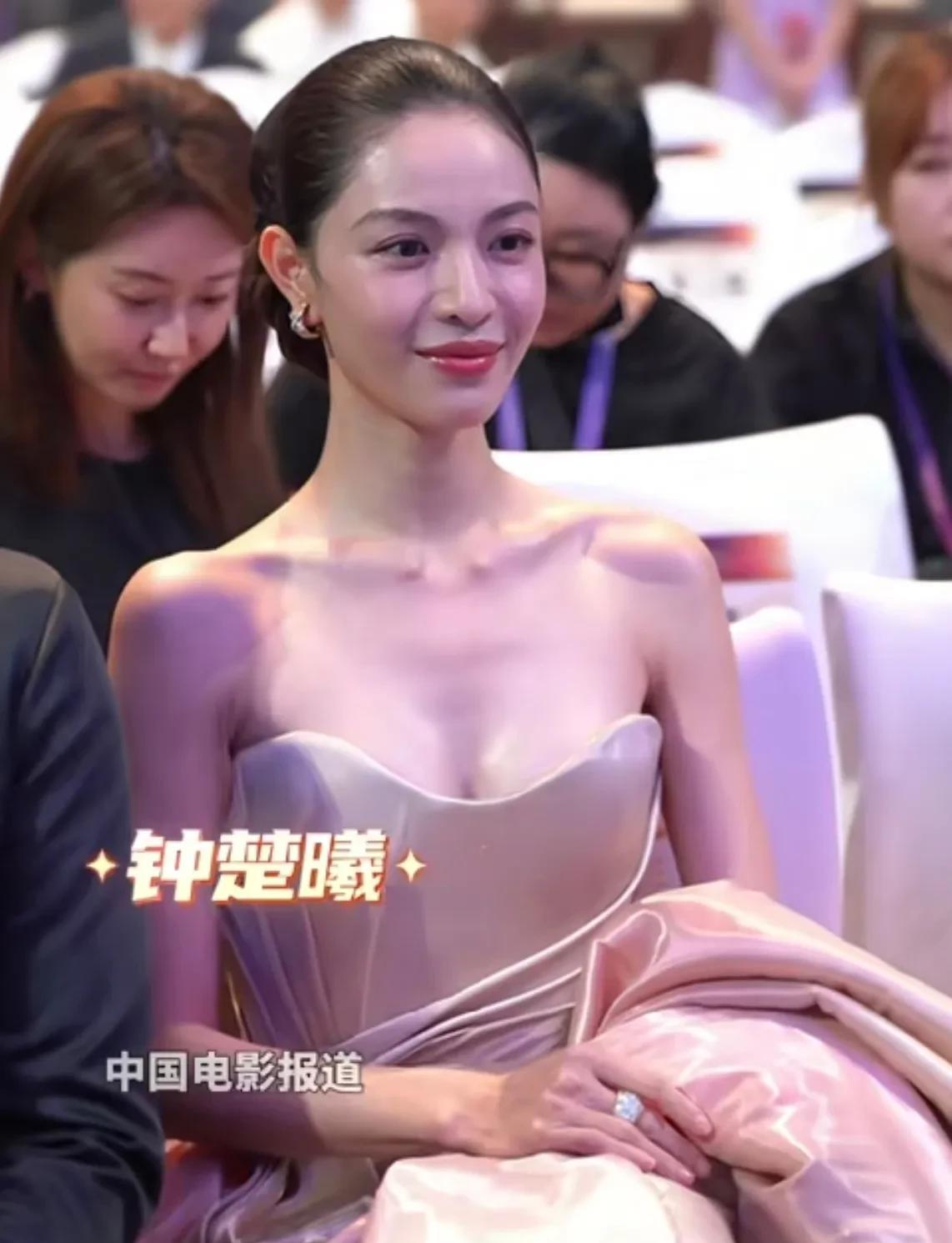 明星可以，但演员还是不要轻易动脸，要不面对高清镜头，容易吓到人！上合电影节，众