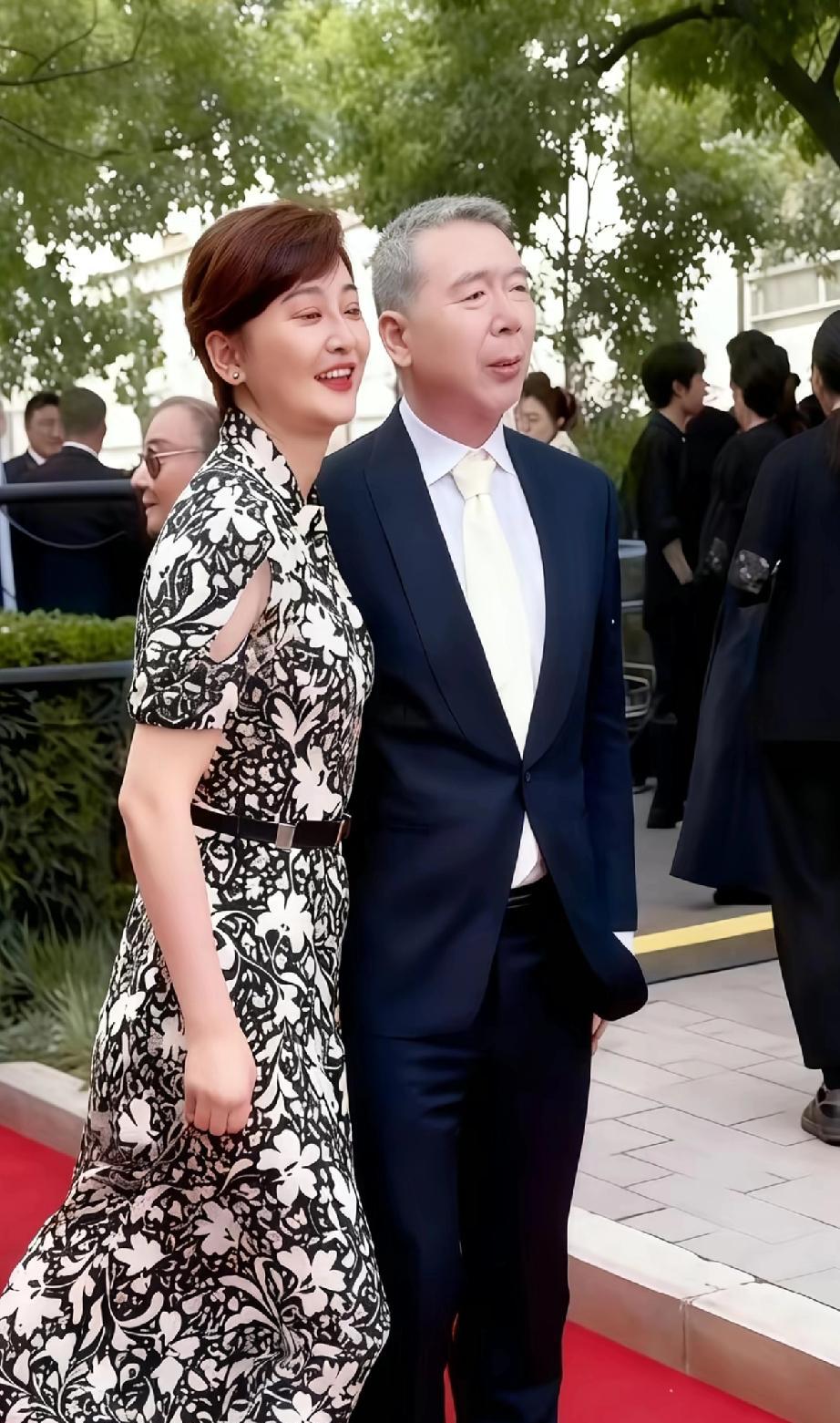 徐帆的“贤妻”戏份杀青了，现在全力捧亲闺女才是主线任务。26年婚姻风雨，数次公