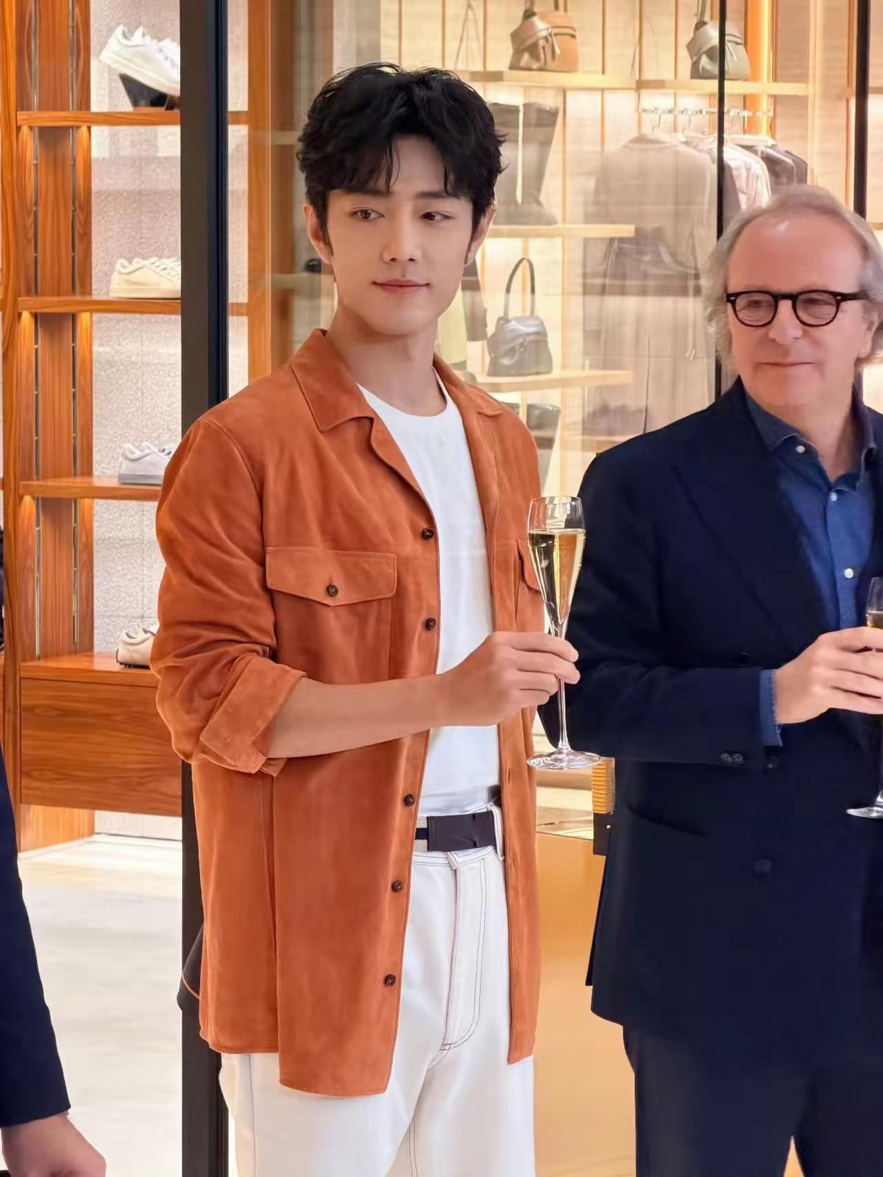 我朋友有幸在澳门看到了肖战，她劝我说，肖战嘛，电视上看看得了，劝我不要想着去