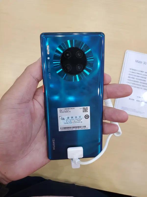 华为Mate90系列还没发布就火爆，这背后原因不简单。华为每次在Mate系列上