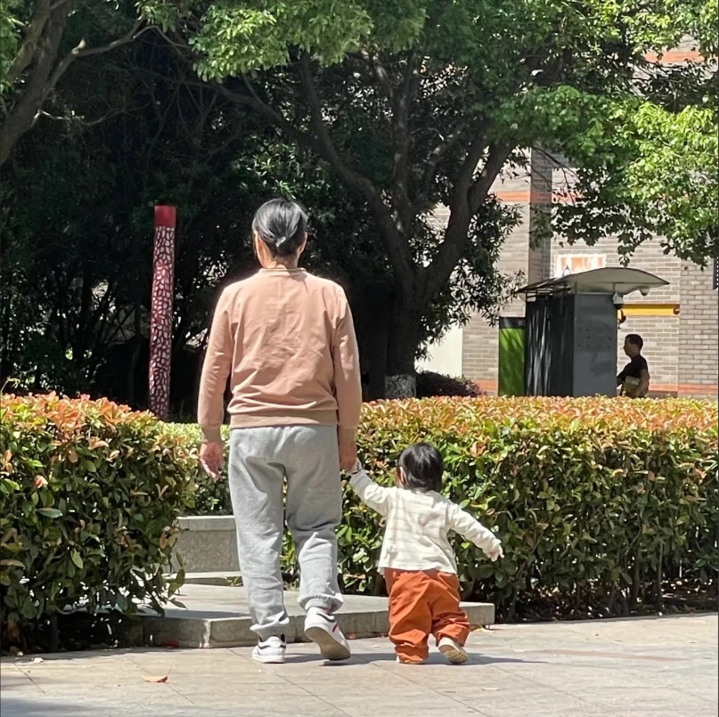 儿媳妇生了二胎，想要孩子随母姓。她说：“老大随父姓，老二随母姓，这样很公平。”我