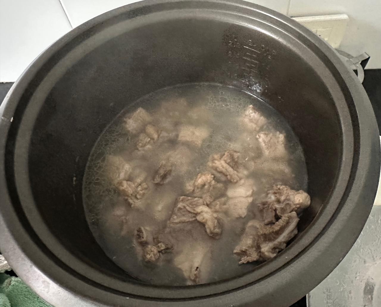 父亲说给他买点冬笋，到了农贸市场一看，没有冬笋，春笋已经上市了，市场上售卖的春笋