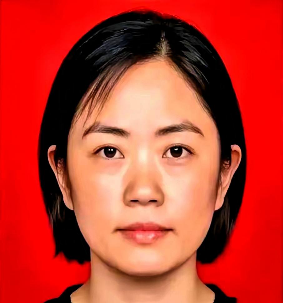 据人民网报道，一个手握大校军衔、拥有高级工程师职称的退役空军女军官，刚在重庆渝北