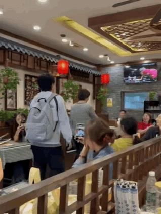 头哥又去专属餐厅吃饭！这双肩包一背，运动休闲外套一穿，不用说，肯定是刚从北大校园