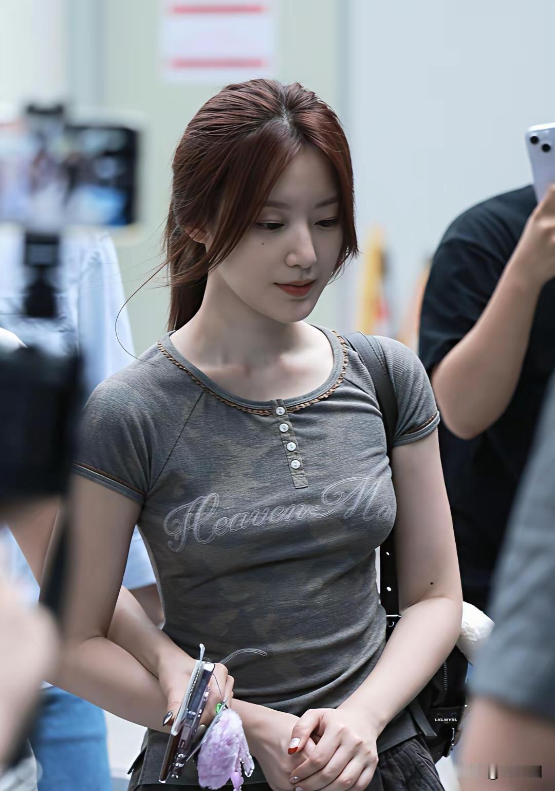 “松弛感”还得是她，颜值身材双双拉满，刘亦菲都没她白。穿搭和整体气质上，给人