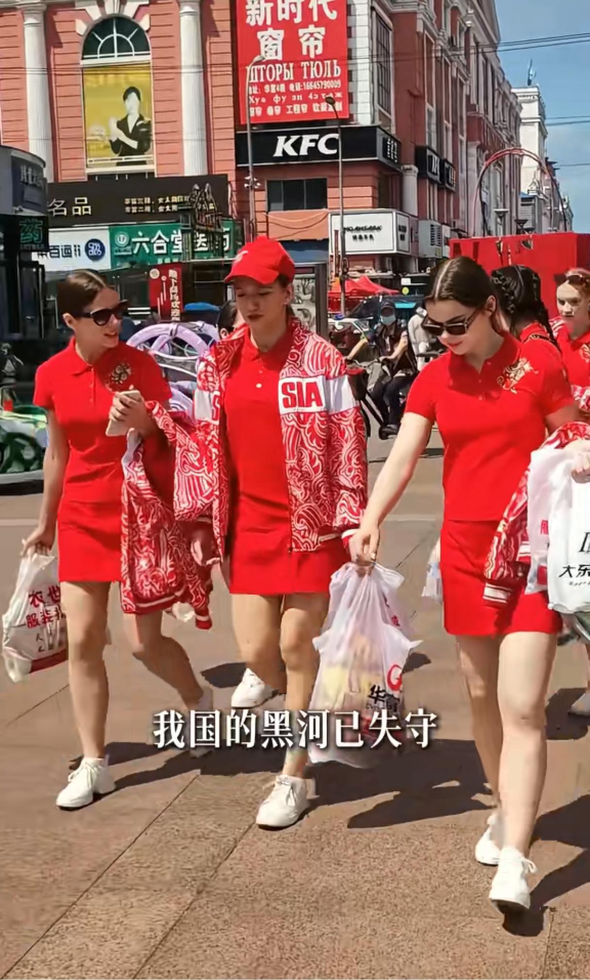 东北早市被俄罗斯人"包场"，摊主急了：大列巴卖完了！“妈我出国吃个早餐”？