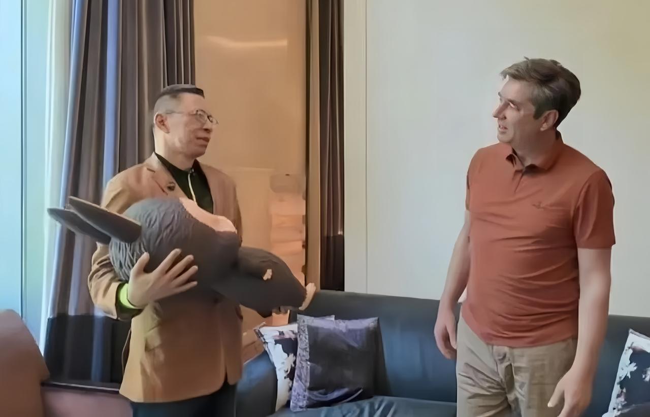 他手抱着108万浑然不知，转头又给人还回去了！搜狐老总张朝阳估计肠子要悔青。