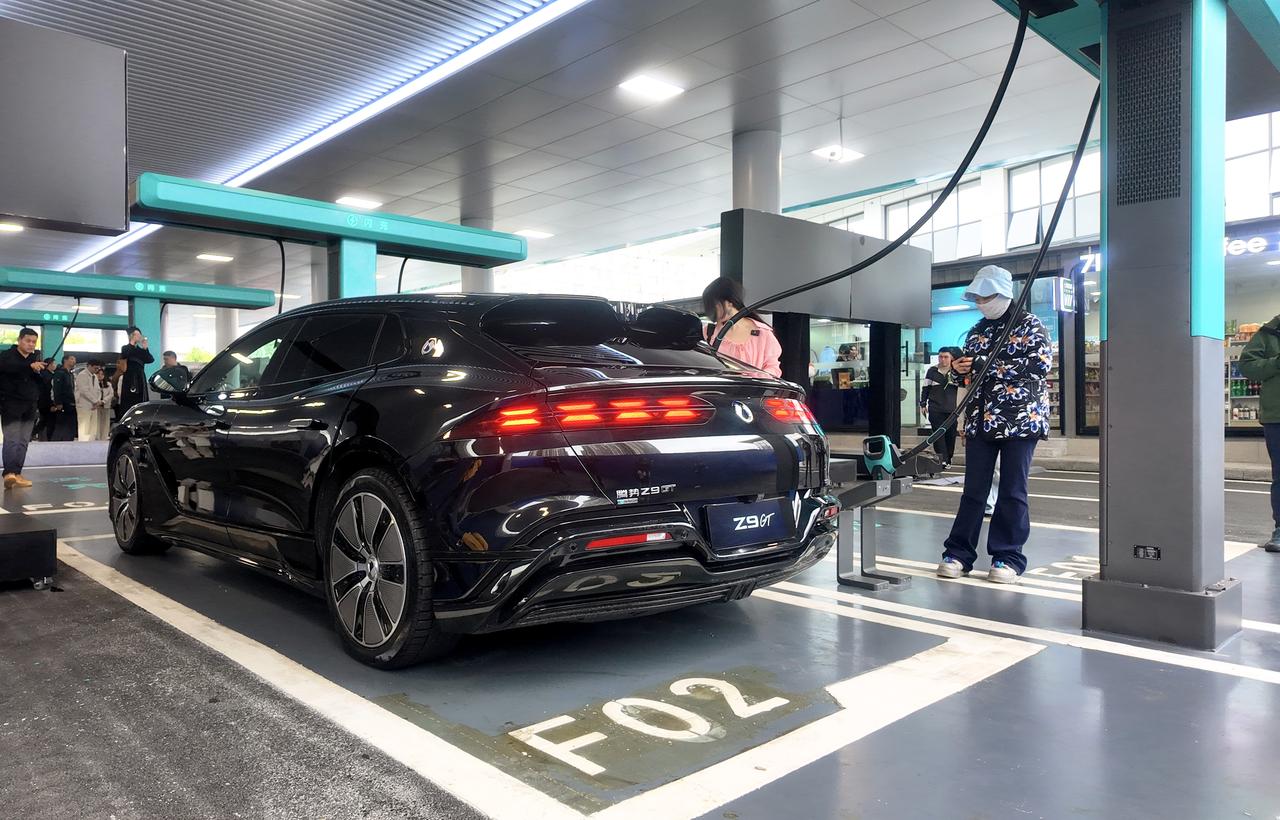 比亚迪闪充技术发布会推出全球首创滑轨悬吊式T型闪充桩。单枪充电功率1500kW。