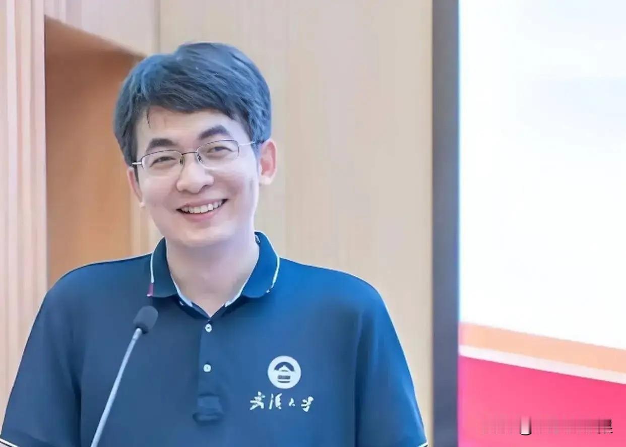 付教授确实长得文静儒雅，难怪曾教授会做他的小迷妹，人帅又有学识，地位，谁不心动，