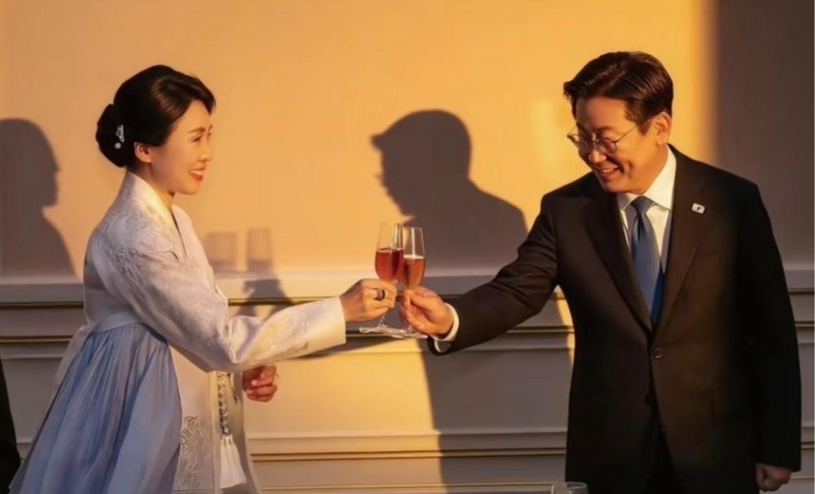 有位这么越老越仙儿的媳妇儿相随在身边，真是门面担当，脸上有光！李在明笑的眼睛就