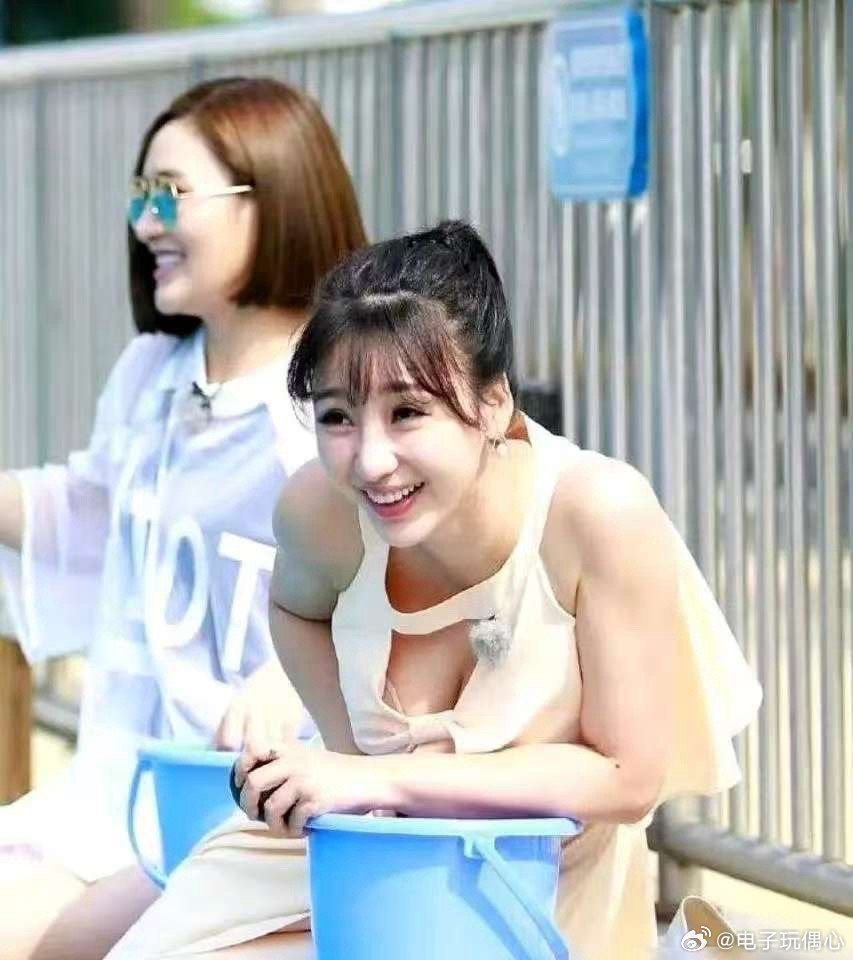 柳岩差点被扔下水那晚，全网骂她活该。就因为她穿得少。五年后，她演了个直播女郎。镜