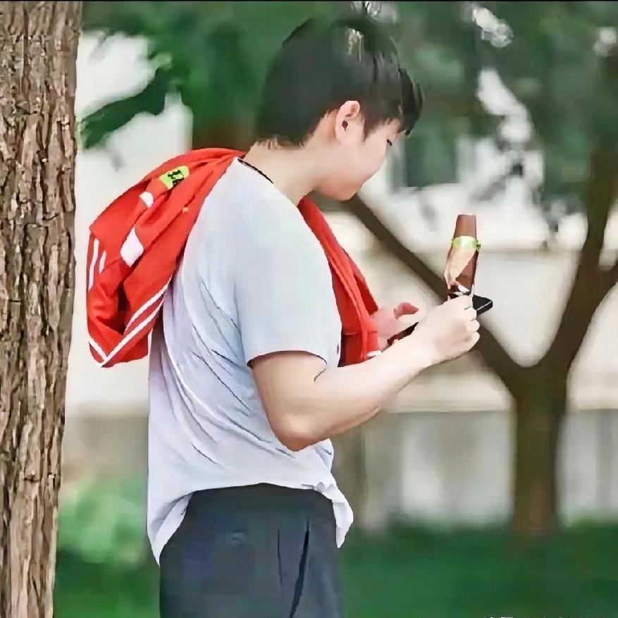 莎莎：嘘🤫谁都别说话，让我安安静静吃完这根冰棍儿！阳阳：零0⃣️个人要跟你说