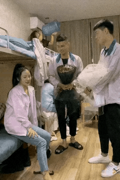 我以为重点是对美女表白，定睛一看，上铺喝水的才是王者