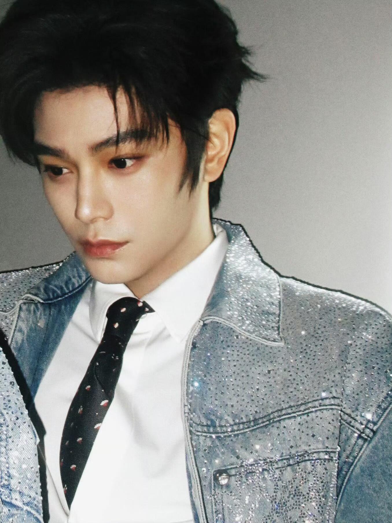 丁禹兮拍了CCD摄影师分享CCD镜头下的丁禹兮越怼脸越权威！请多拍好嘛📸cr: