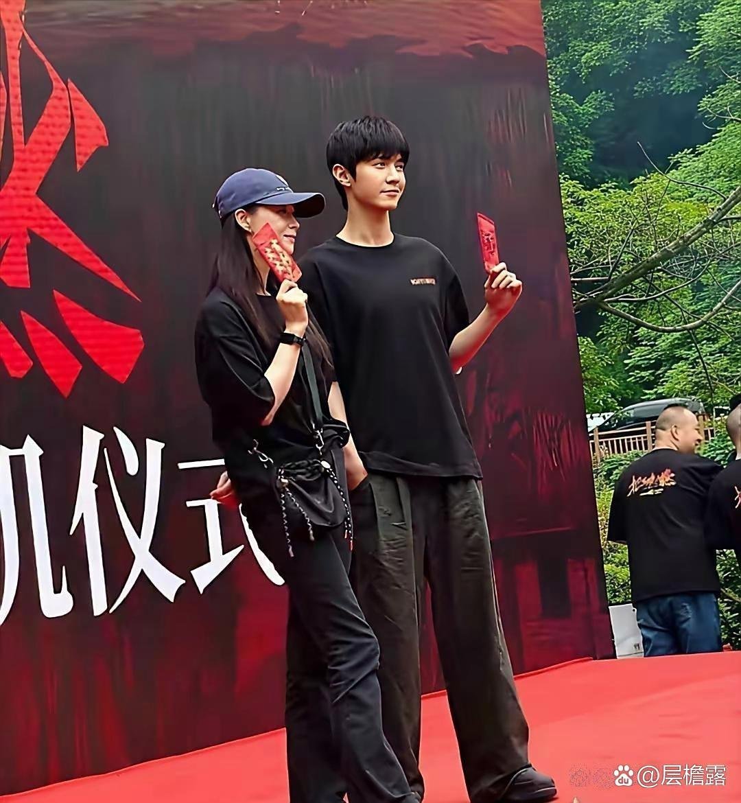 原来姐姐这么高啊，穿平底鞋跟陈哲远差不多高了，而且又瘦，脸又小，真的太美了。​