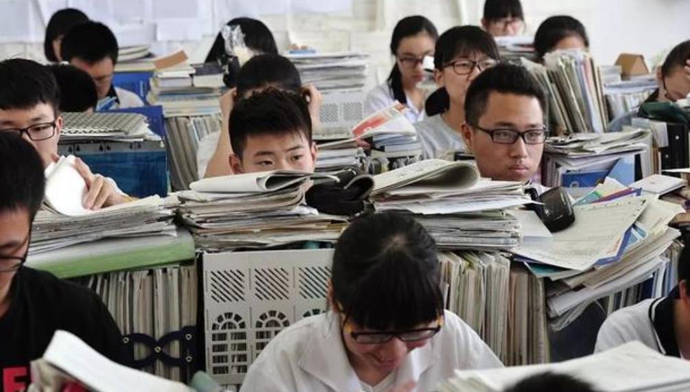 12月16日，教育部扔下重磅炸弹：2026年开始，全国中小学一律不准再买校外商业