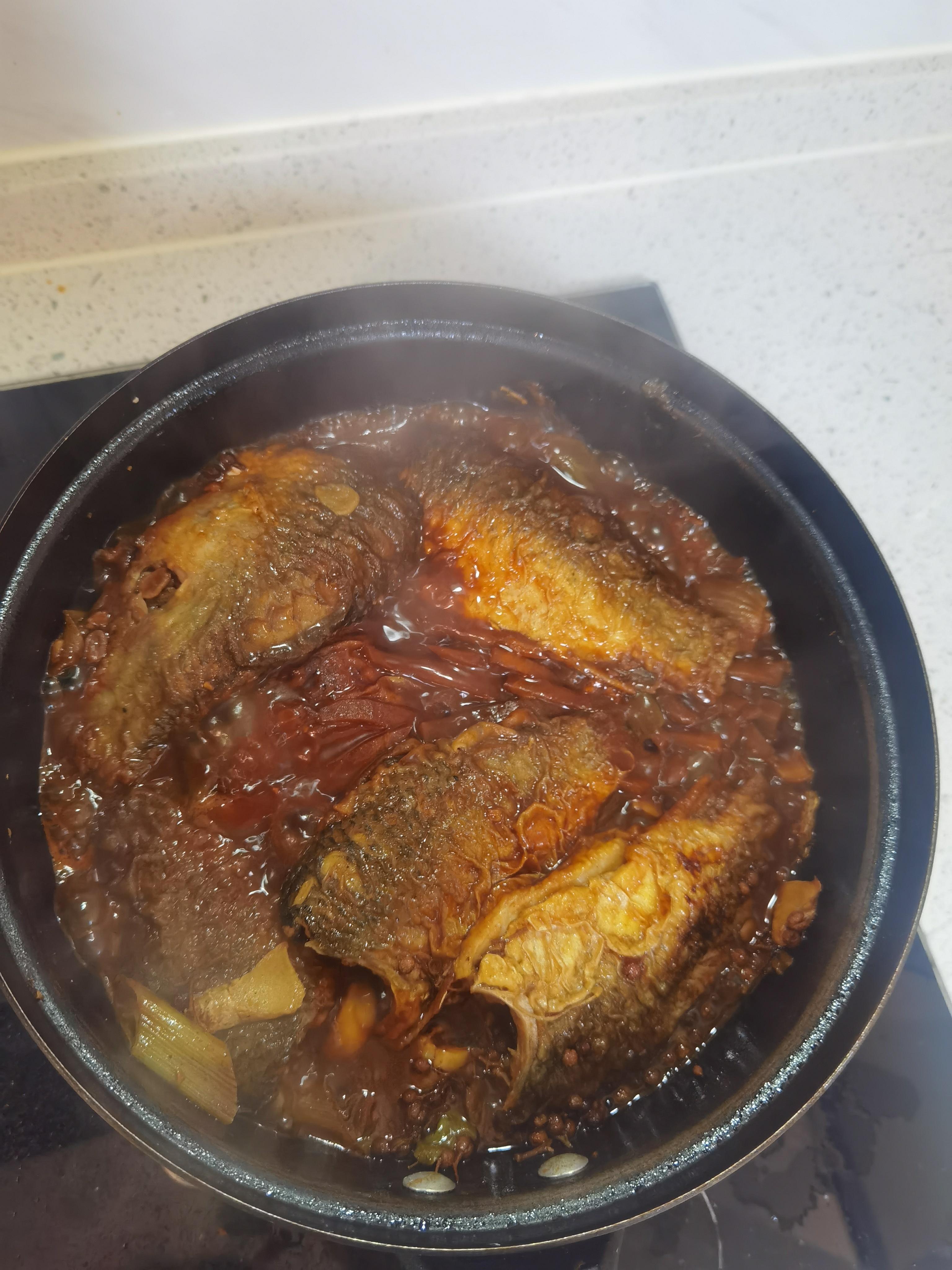 匆匆忙忙的一餐，炖了鱼，小卷子的形状有点欠缺[笑着哭]​​​