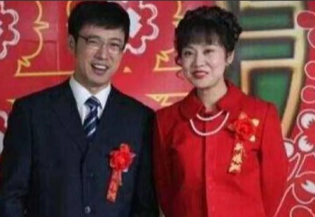 2004年的冬天，邹伟下班回家后，看到正在厨房里忙碌的闫妮，一脸严肃地说：“