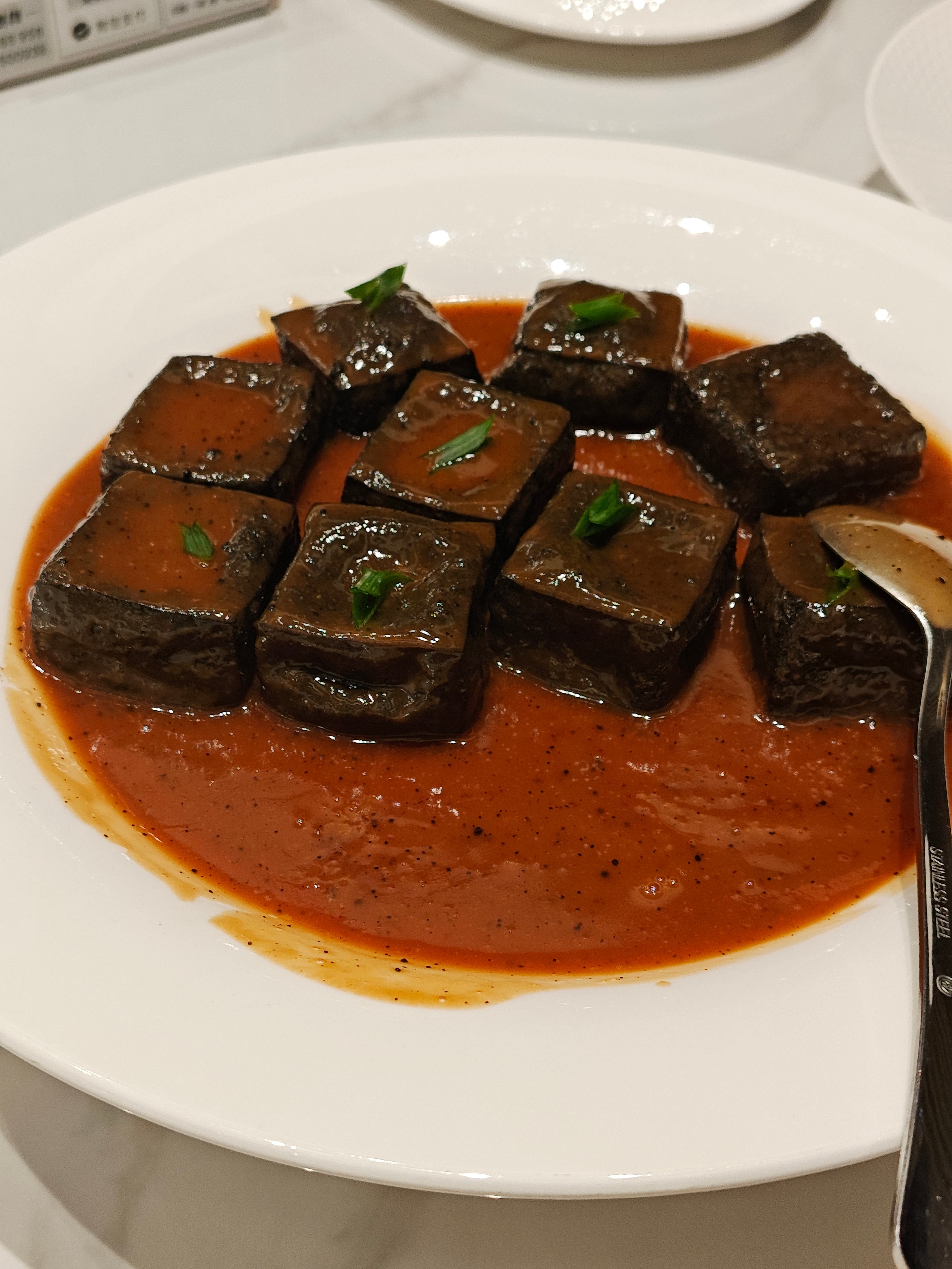梅州第一餐，吃到挺惊艳的黑豆腐。美食分享梅州