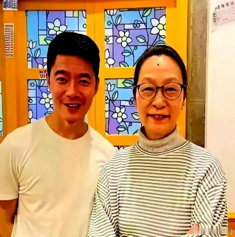 奚美娟儿子被说像巍子，网上热议！我刷到那张对比图，眉骨鼻型下颌线被红笔圈出，配文