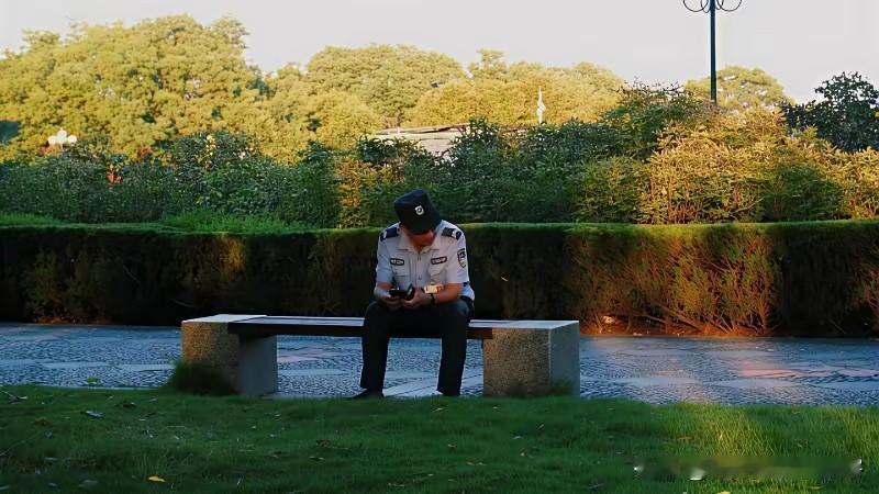 一个保安在同一家公司守了22年大门，56岁那年，老板千金突然冲他撂话：“你岁数大