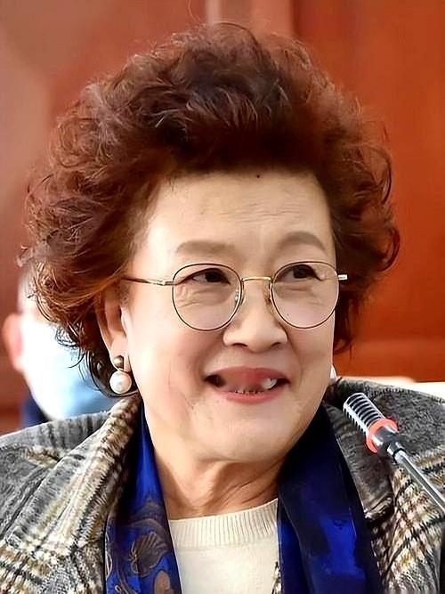 演了一辈子母亲的老戏骨，现实中竟然没有亲生骨肉。宋春丽早年拼命拍戏耽误生育。