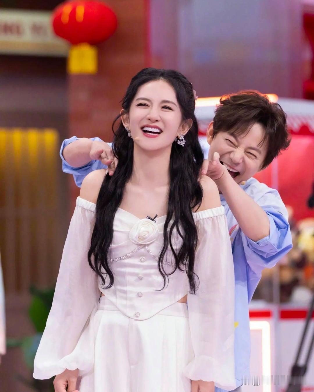 1.谢娜北京演唱会门票售罄，热度可见一斑，粉丝们的热情足以证明她的国民度依旧能