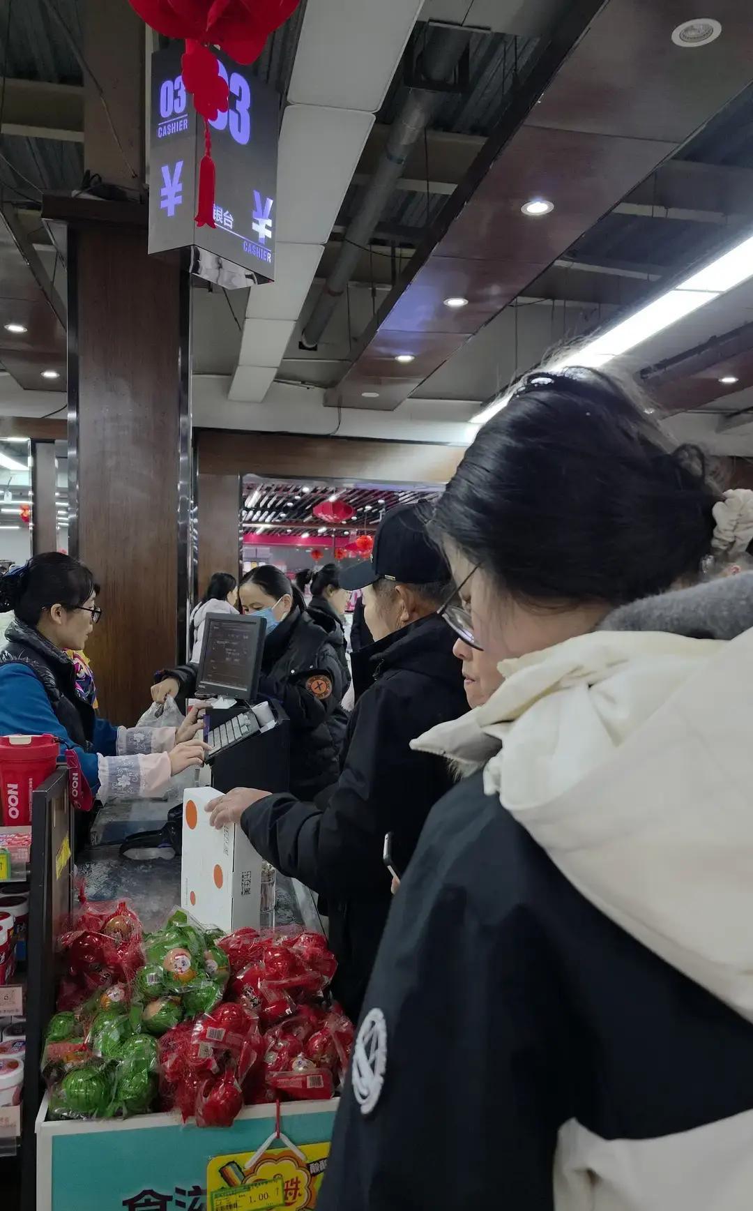 腊月二十九我拎着菜篮冲去菜市场，想补两斤绞肉一块嫩豆腐，结果跑三家店全空柜，老板