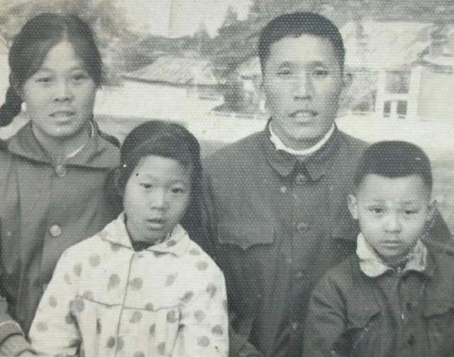 保存了五十年的老照片，今天用AI处理了一下，一下了变清晰了。原来，年轻时的父母，