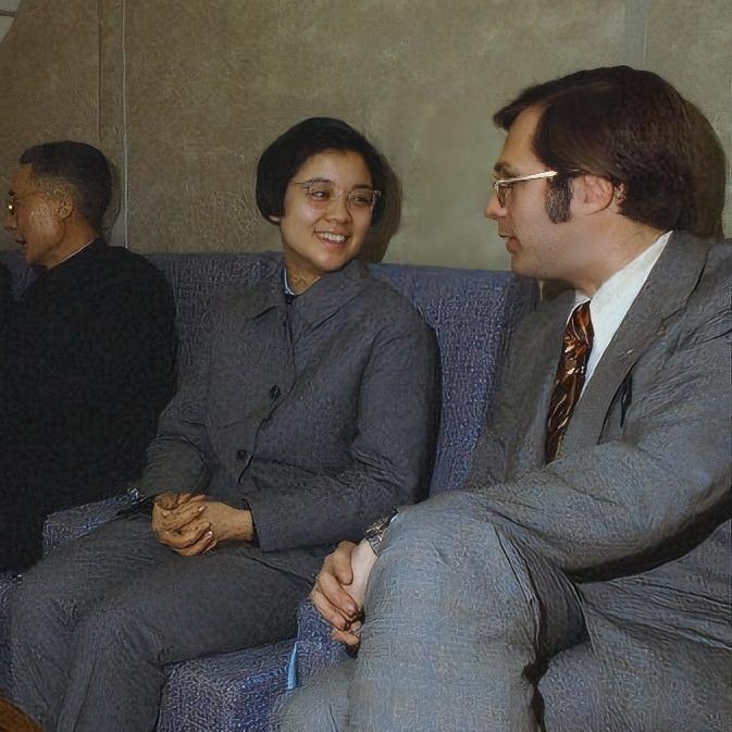1972年，外交官唐闻生登上美国“空军一号”，与美方官员亲切交谈，留下一张罕见合