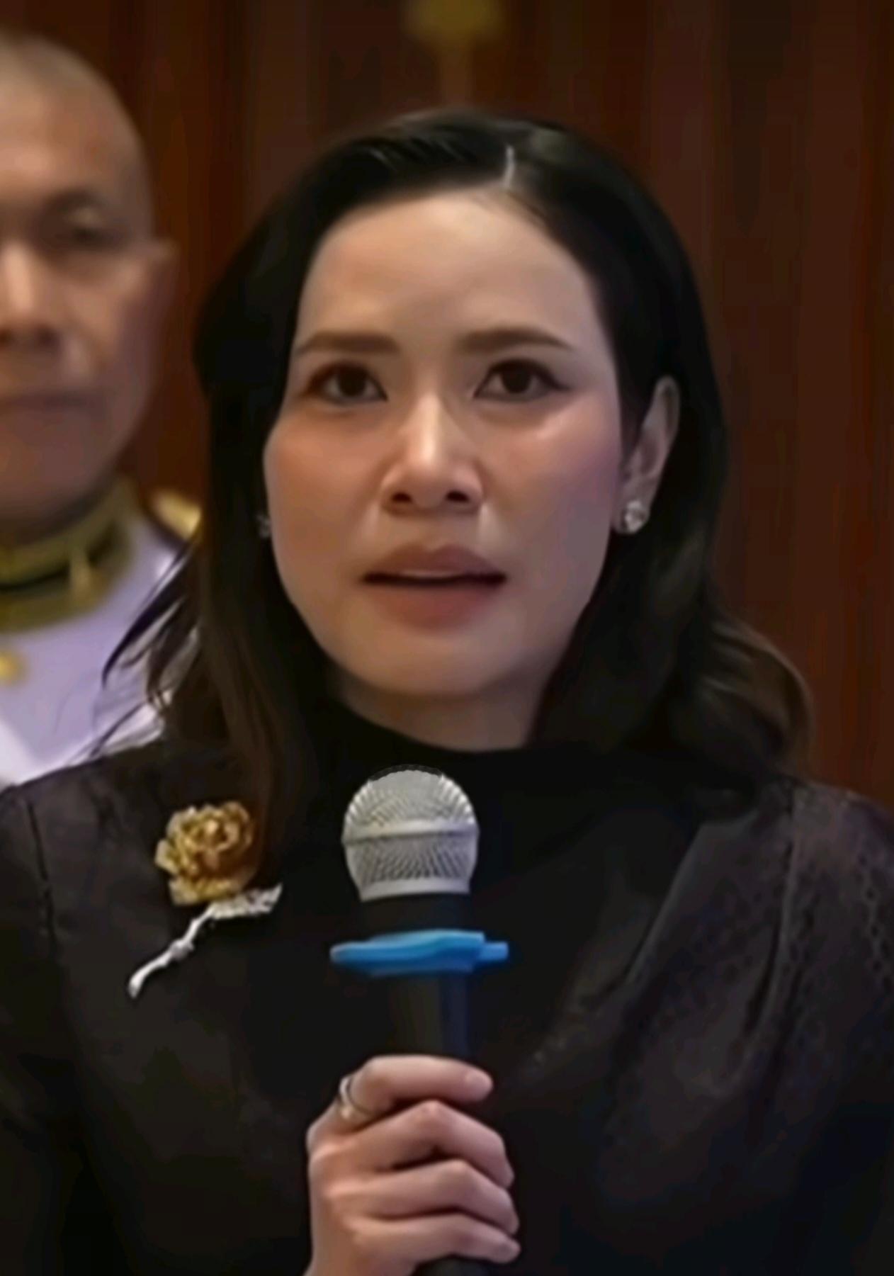 诗妮娜贵妃当初被抓去坐牢都能让老公再捞回来，这可不是人人都有的待遇，她可不是简单