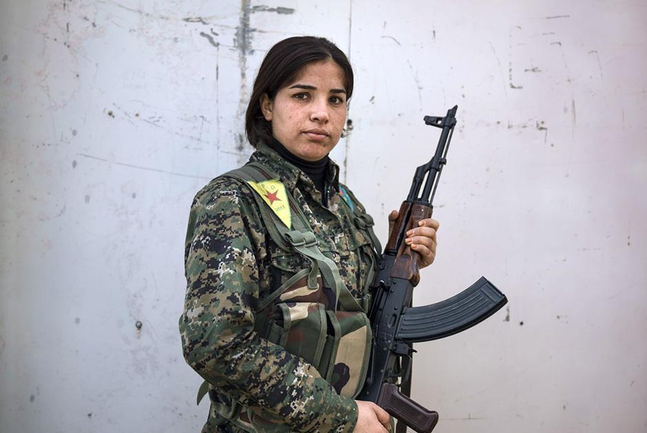 中东最惨烈的一幕发生了！那些曾经骁勇善战的库尔德女民兵，听信了美国的承诺放下武器