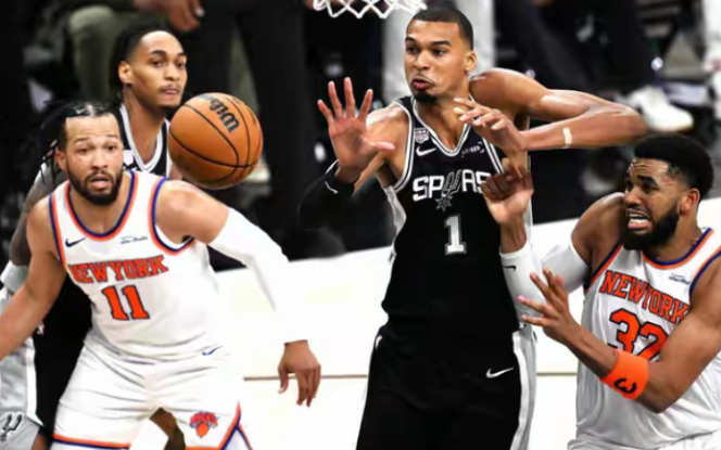NBA总决赛，尼克斯对阵马刺的G3比赛中，出现了非常奇葩的一幕。在篮球圣殿麦迪逊