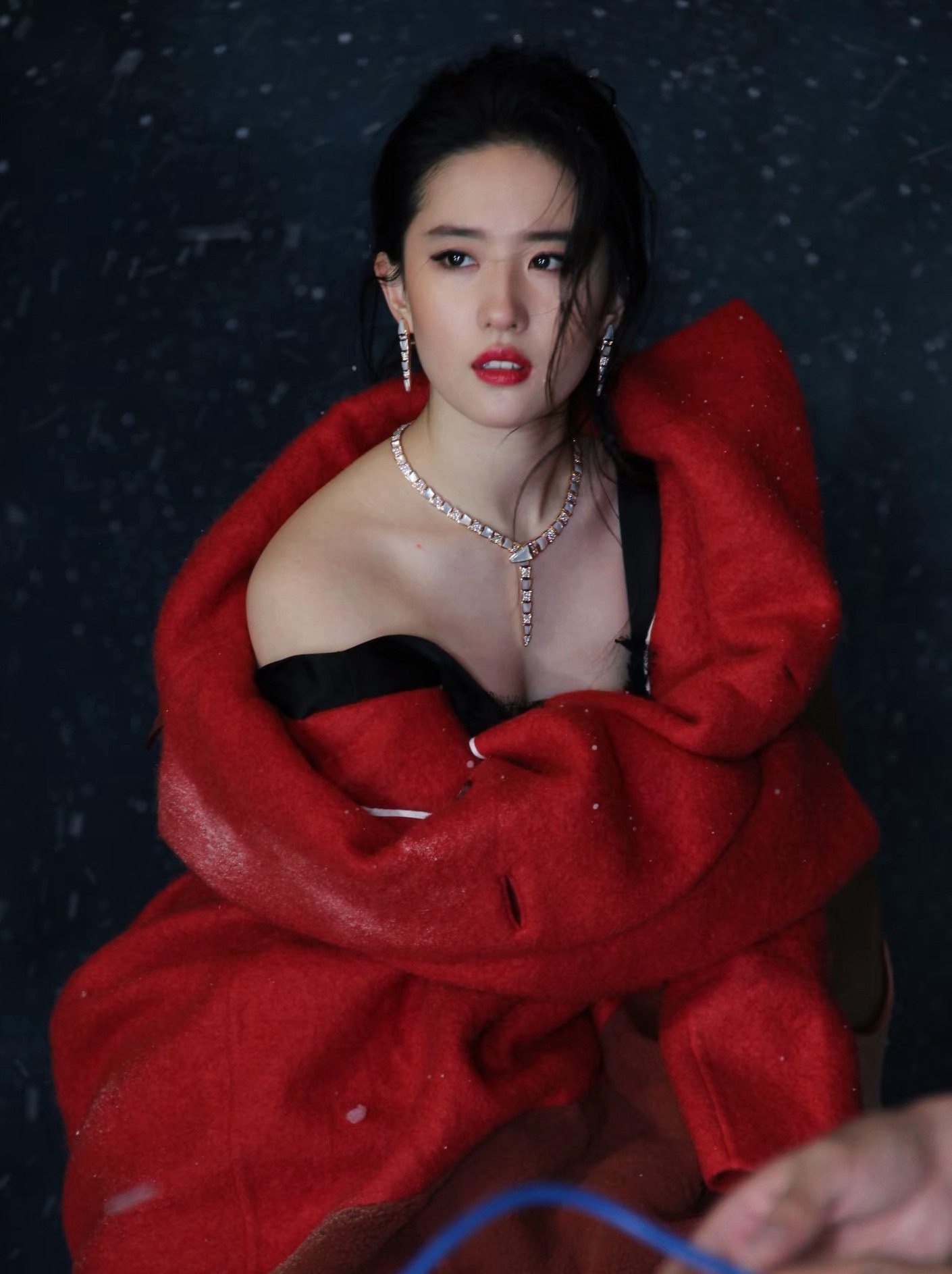 刘亦菲十一年前的杂志，放现在看也一点都不过时额，这么早就有宝格丽的大项链了