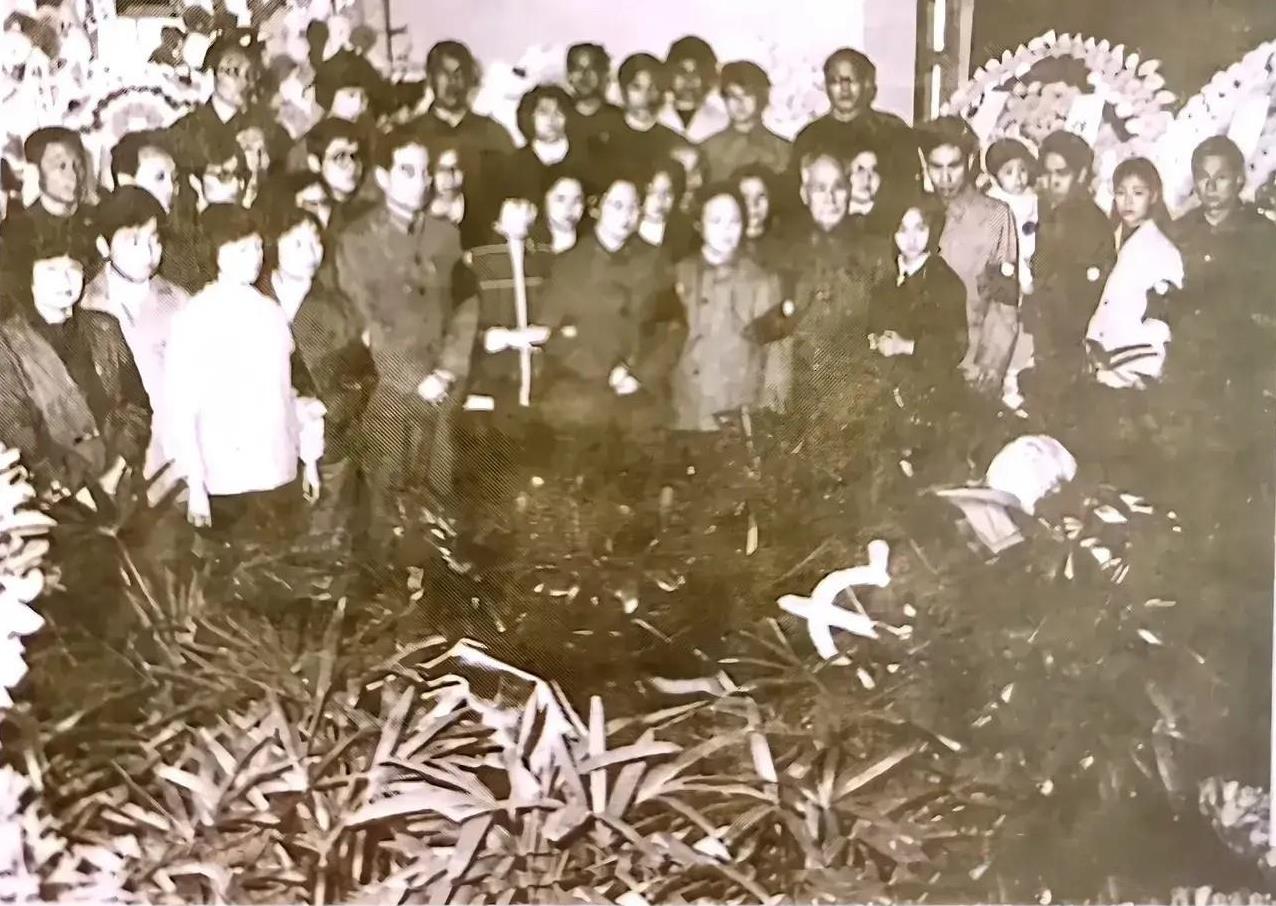 1984年4月19日，上海龙华殡仪馆，李敏和丈夫孔令华及儿女，贺敏学和夫人李立英