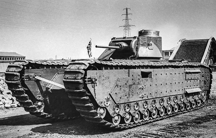 第二次世界大战东线战场中，直至1944年秋天，至少有253辆英国丘吉尔重型步兵坦