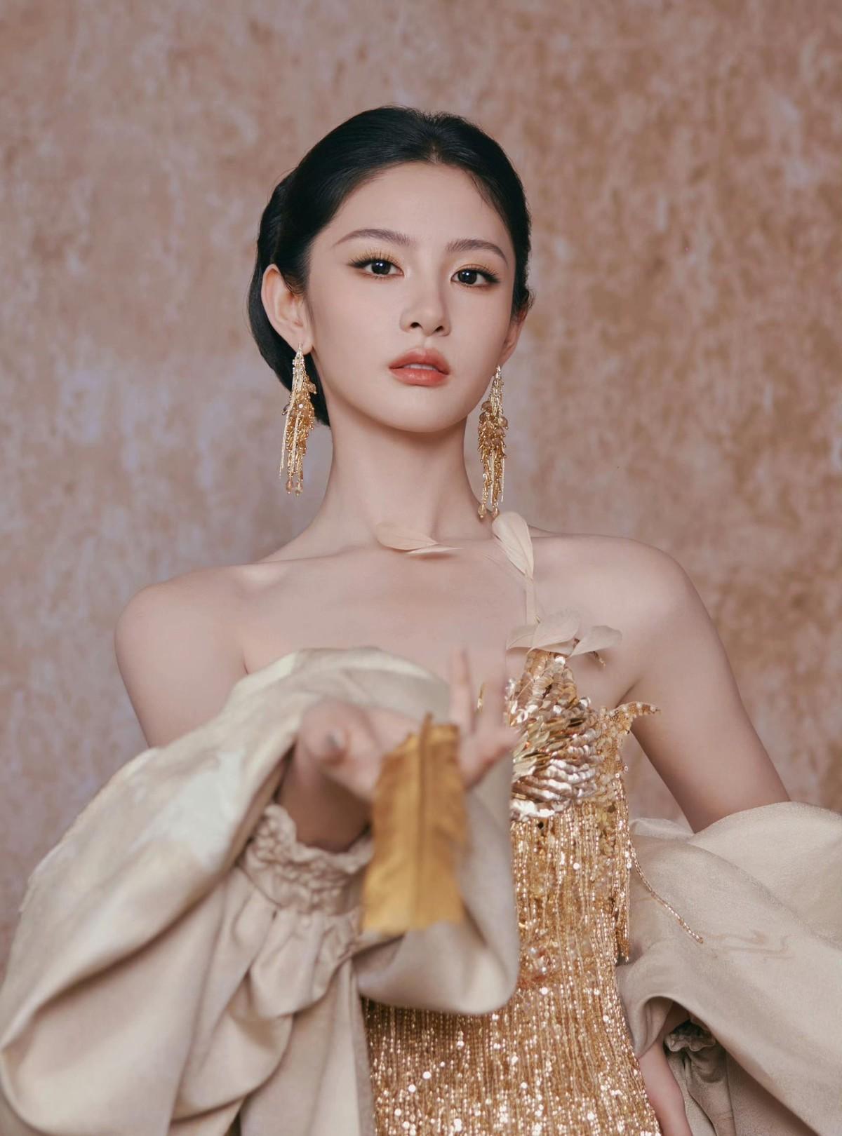 于正把白鹿走后的空位，两年内连着给赵晴塞了4部女主戏，最新的S+《行止晚》还压在