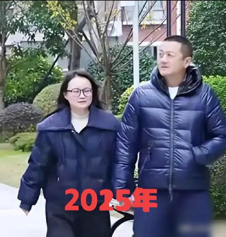 李亚鹏在2017年​和李嫣爬山的时候​就穿着这个羽绒服，​2025年