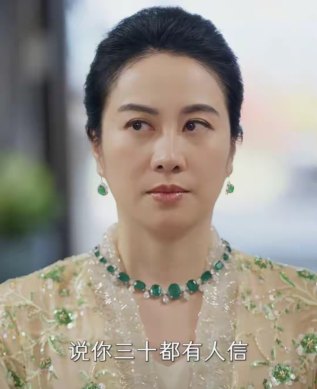谁能想到！叶璇拍短剧演男主妈妈，中式套装配翡翠，气质依旧绝了。