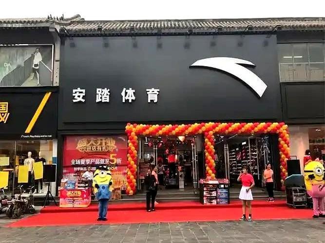 安踏与耐克实力对比：先看最直接的收入数字。安踏去年营收708亿人民币，耐