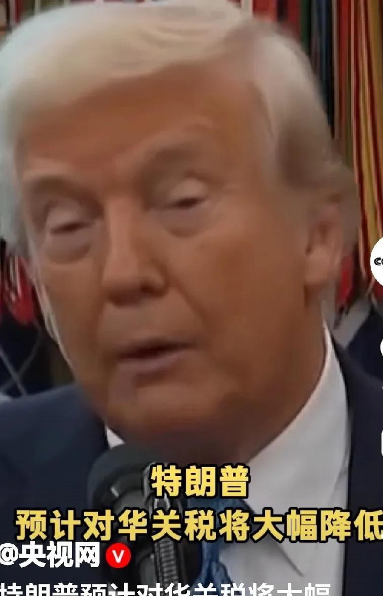特朗普处于内外交困之境，咱们就给他个台阶下吧。据央视网曝：特朗普表明要对华大幅