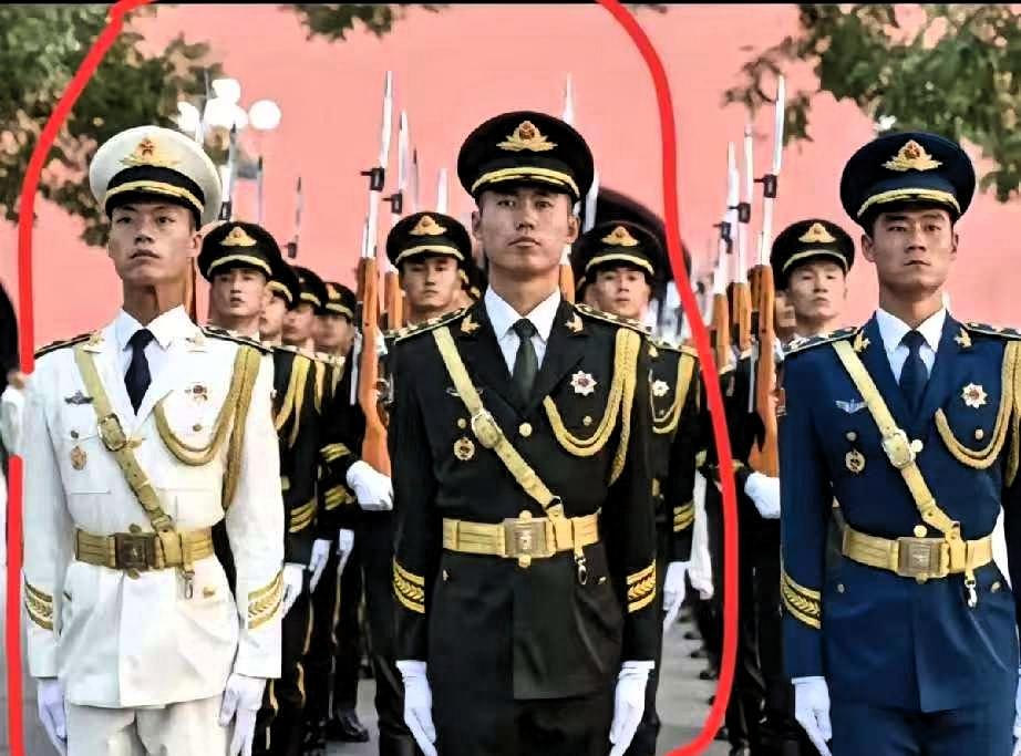 曾经的两大护旗手张自轩和曾嵘都已经退役了，时隔几年他们相约来到北京，以游客身份观