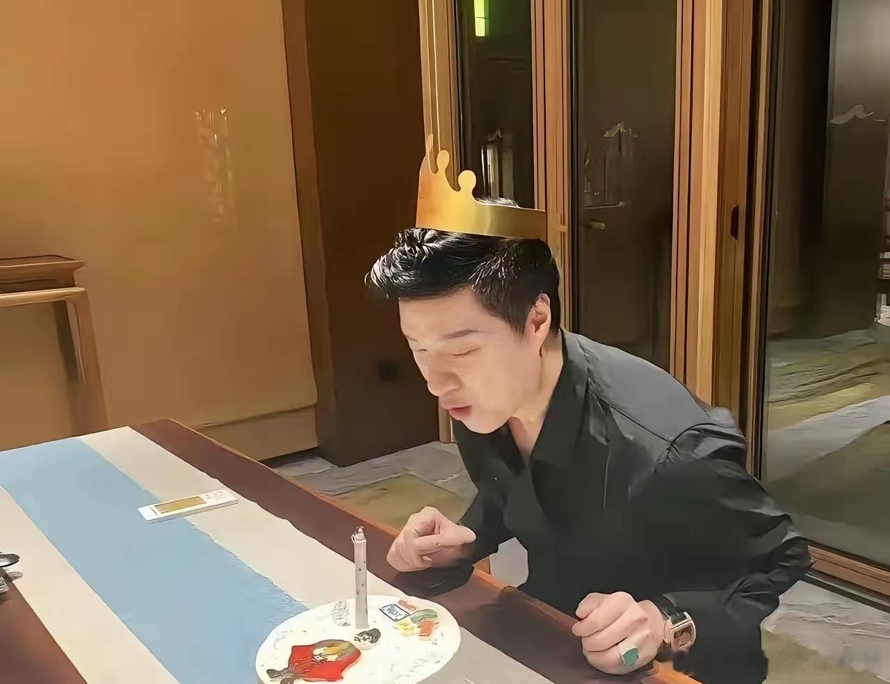 范丞丞爸爸73岁生日照，你敢说这是73，我咋觉得37呢这也太年轻了吧