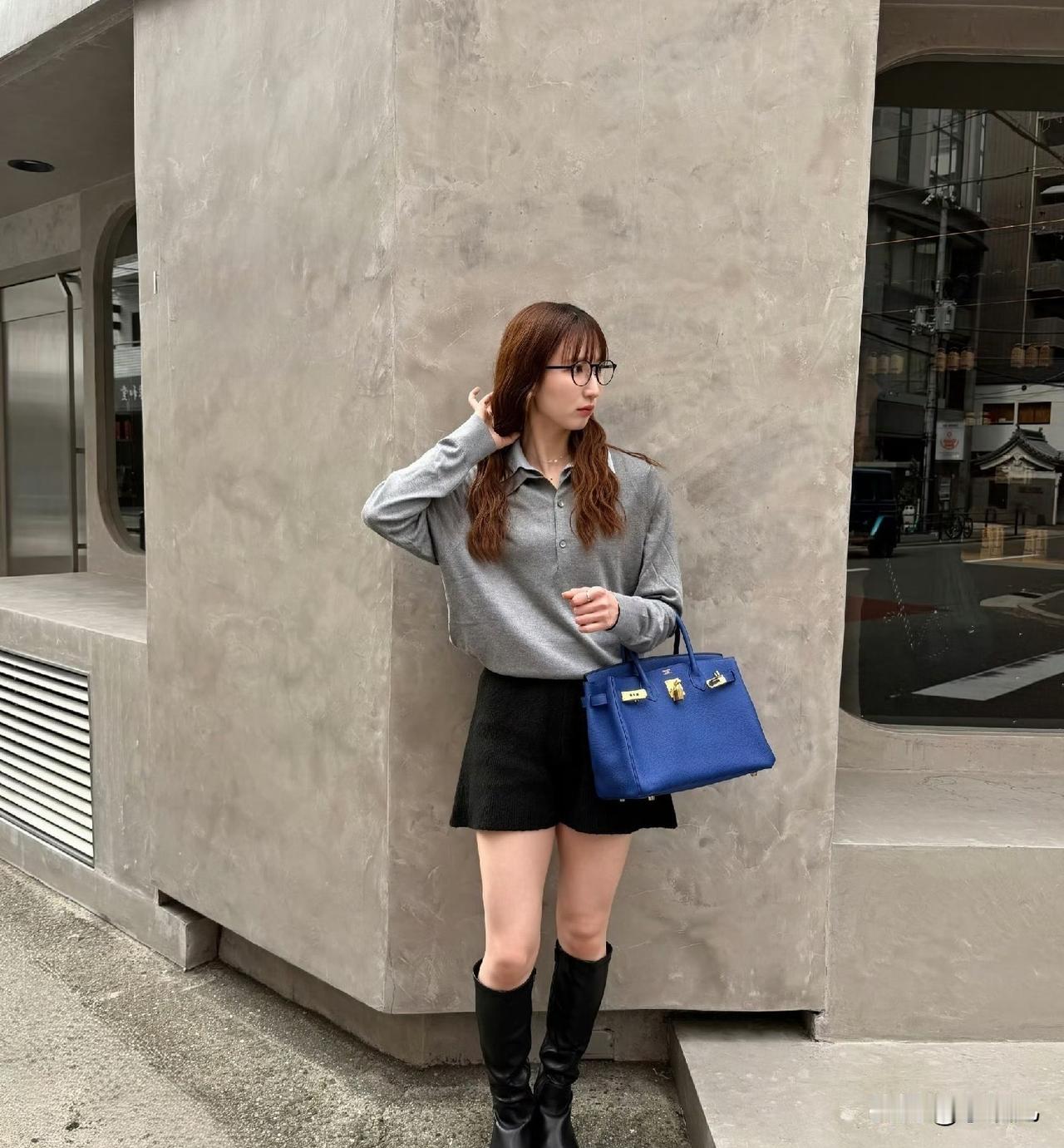早田希娜社媒更新，久违的私服评论区又聊到奢侈品和白富美。有人说她包值钱，有人