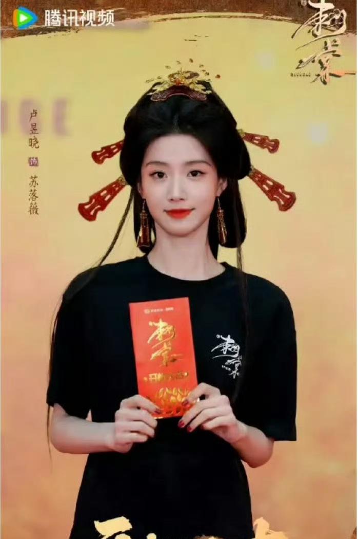 卢昱晓《刺棠》古装造型亮相古装剧《刺棠》正式开机，卢昱晓剧中的首套妆造随之