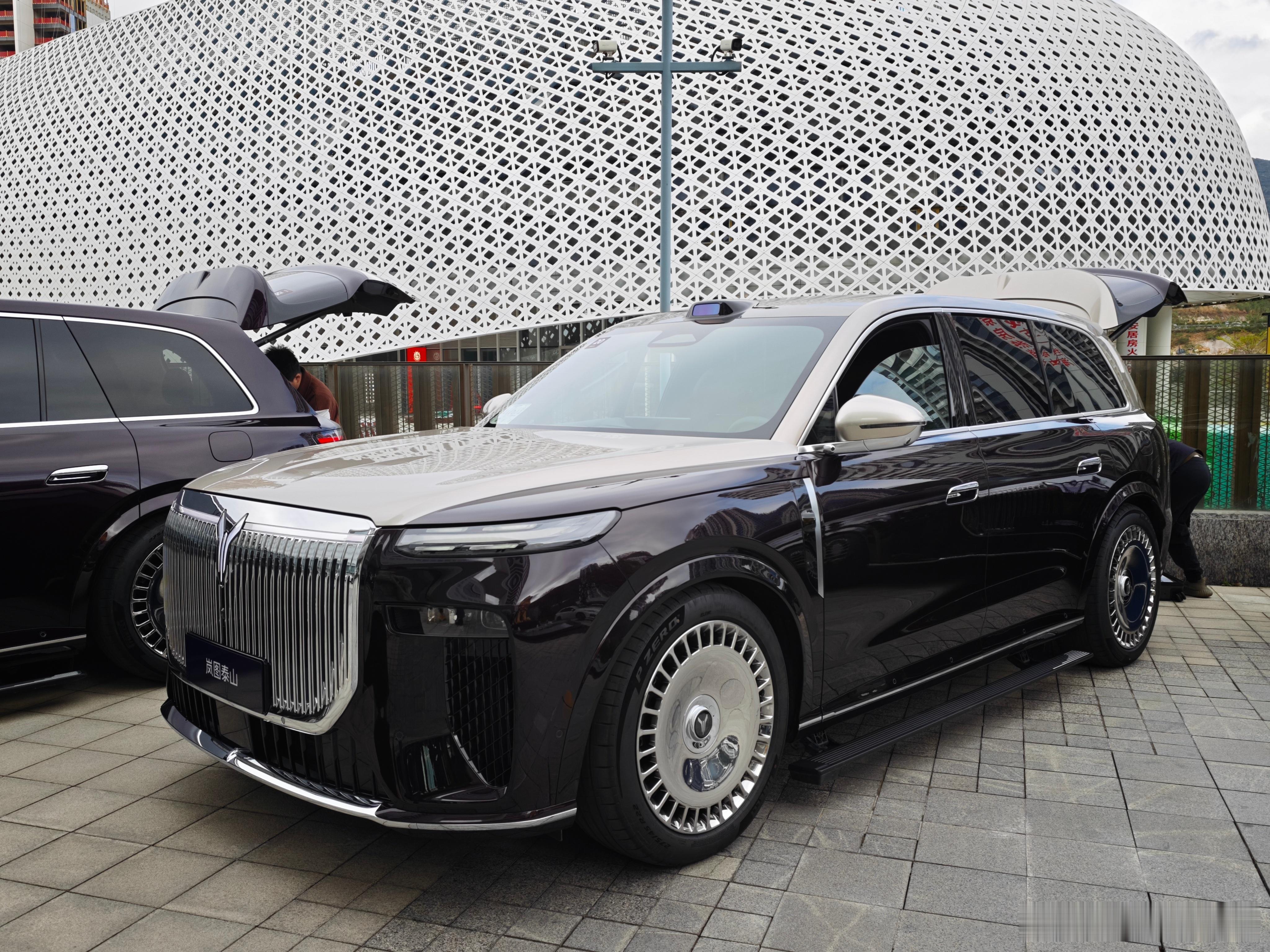 今天看到的岚图泰山的全部颜色。大家喜欢图几？讲真，我觉得拍摄是图1最上镜，自己买