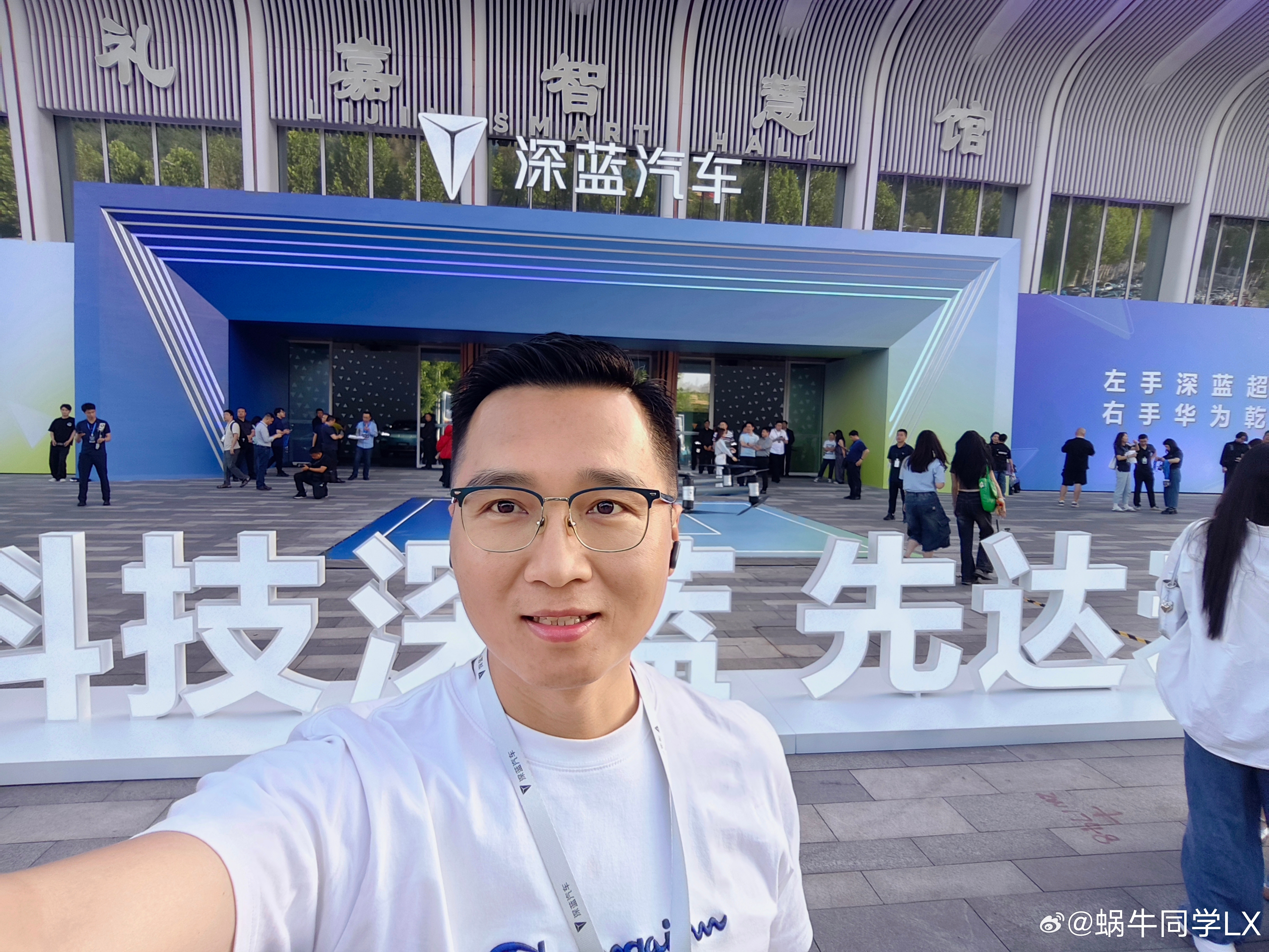 早安，重庆！从空中上俯瞰朝天门，长江犹如一条巨龙。今天周五，再过几个小时就返回深